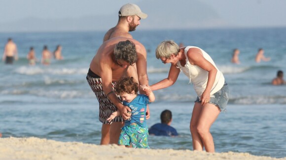 Alexandre Nero brinca com o filho, Noá, em praia no Rio de Janeiro. Fotos!