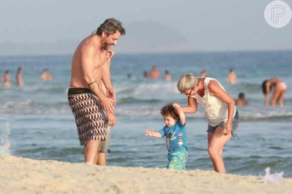 Com familiares, Alexandre Nero se divertiu com o menino em praia no Rio de Janeiro