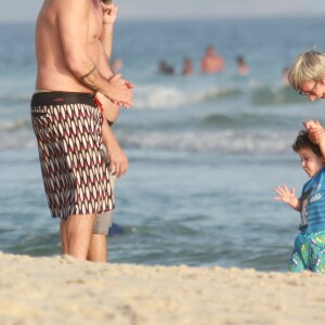 Em família, Alexandre Nero se divertiu na praia da Barra da Tijuca