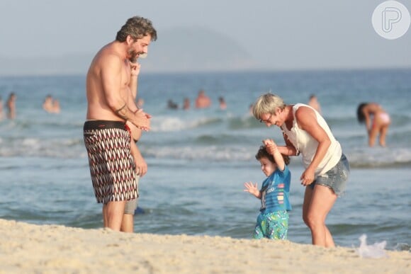 Em família, Alexandre Nero se divertiu na praia da Barra da Tijuca
