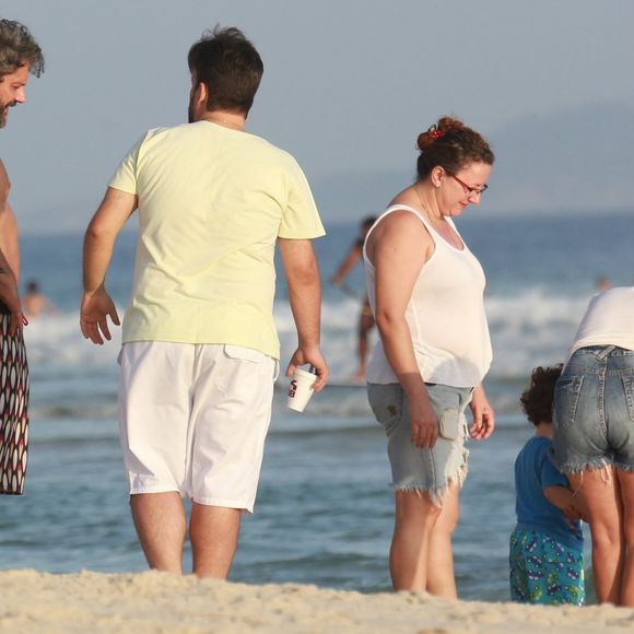 Alexandre Nero observa o filho, Noá, brincando com familiares