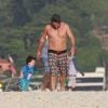 Alexandre Nero brinca com o filho, Noá, em praia no Rio de Janeiro