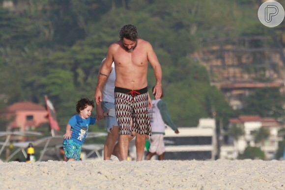 Alexandre Nero brinca com o filho, Noá, em praia no Rio de Janeiro