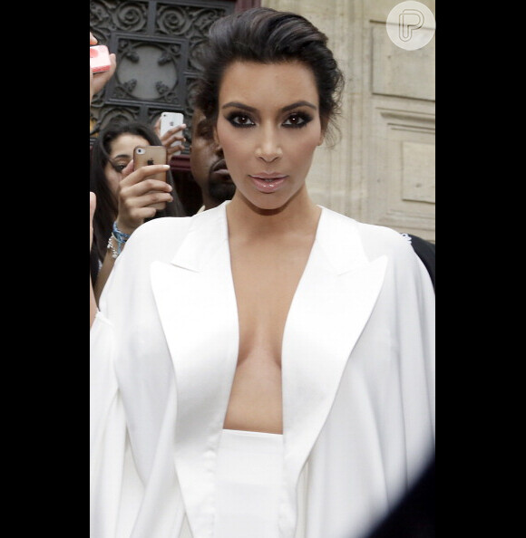 Antes do casamento, Kim Kardashian se preparou para um jantar com amigos e familiares na França