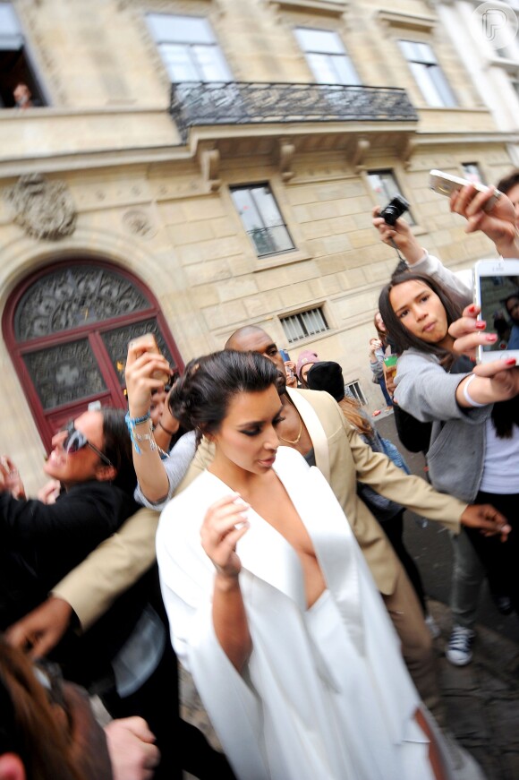 Kim Kardashian deixa hotel na França para ir ao jantar de pré-casamento ao lado de Kanye West, com quem se casou neste sábado, 24