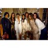 Kim Kardashian e sua família posam ao lado da cantora Lana Del Rey durante o jantar de ensaio do casamento no Palácio de Versalhes, na França