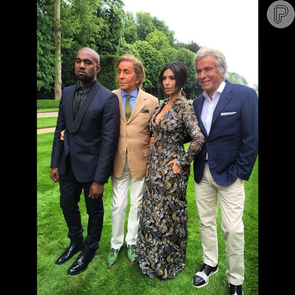 Kim Kardashian e Kanye West almoçam com o estilista Valentino, na França, um dia antes do casamento