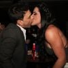Graciele Lacerda e o noivo, Zezé Di Camargo, trocaram beijos no show de Bruno Mars
