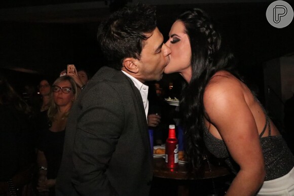 Graciele Lacerda e o noivo, Zezé Di Camargo, trocaram beijos no show de Bruno Mars