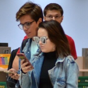 Como bons nativos de signos de Terra, Larissa Manoela e Léo Cidade são discretos e evitam trocar carinhos em público