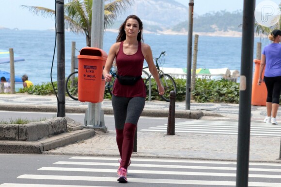 Patricia Poeta já foi fotografada enquanto se exercitava na orla da praia 