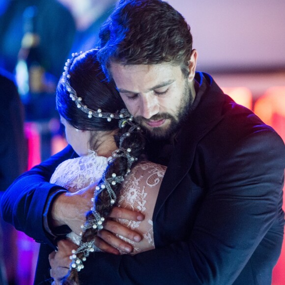 Renato (Rafael Cardoso) dirá que não quer perder Clara (Bianca Bin) novamente e roubará beijos da milionária, na novela 'O Outro Lado do Paraíso'