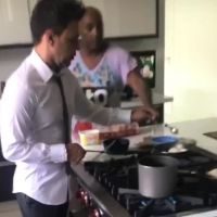 Graciele Lacerda filma Zezé Di Camargo, de roupa social, fritando ovo: 'Estilo!'