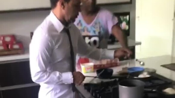 Zezé Di Camargo foi filmado pela noiva, Graciele Lacerda, fritando ovo para ela