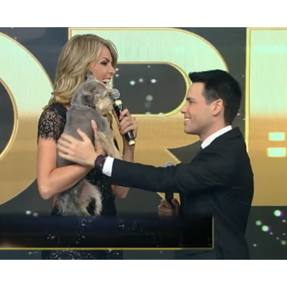 Ana Hickmann presenteou Luis Bacci ao lado da cachorrinha que ganhou de presente do jornalista no amigo-oculto realizado em 2016