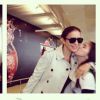 Ivete Sangalo distribui autógrafos e tira fotos com fãs no aeroporto de Portugal