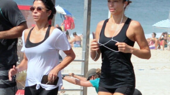 Grazi Massafera corre com Anna Lima e personal na orla de praia do RJ. Fotos!