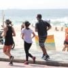 Grazi Massafera correu na orla da praia do Leblon, Zona Sul do Rio, ao lado de Anna Lima e do personal Chico Salgado
