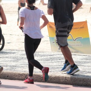 Grazi Massafera correu na orla da praia do Leblon, Zona Sul do Rio, ao lado de Anna Lima e do personal Chico Salgado