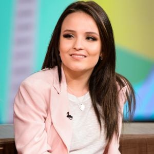 Larissa Manoela, em gravação pela TV Globo para divulgar o filme 'Fala Sério, Mãe!', agradeceu a autorização concedida por Silvio Santos, dono do SBT, para estar na emissora concorrente