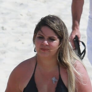 Marília Mendonça mostrou a marca do bronzeado após curtir praia carioca com amigos