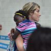 Giovanna Ewbank leva a filha, Títi, de look colorido e listrado no colo ao embarcar nesta quarta-feira, dia 20 de dezembro de 2017