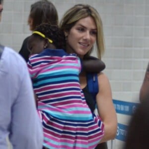 O vestido listrado e colorido da pequena Títi roubou a cena nos cliques