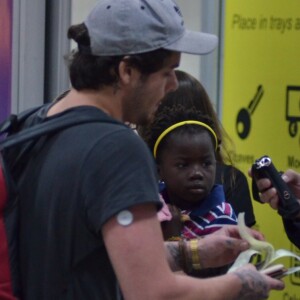 Mãe e filha embarcaram na companhia do irmão da atriz, Gian Luca Ewbank