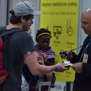 A família foi clicada no aeroporto Santos Dumont, no Rio de Janeiro