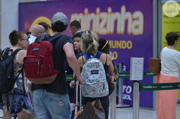Giovanna Ewbank levou a filha, Títi, no colo ao embarcar no aeroporto