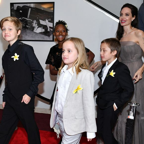 Angelina Jolie e Brad Pitt são pais de Maddox (16 anos), Pax (14), Zahara (12), Shiloh (11) e dos gêmeos Vivienne e Knox (9)