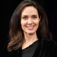 Angelina Jolie retira filhos da escola para minimizar diferenças culturais