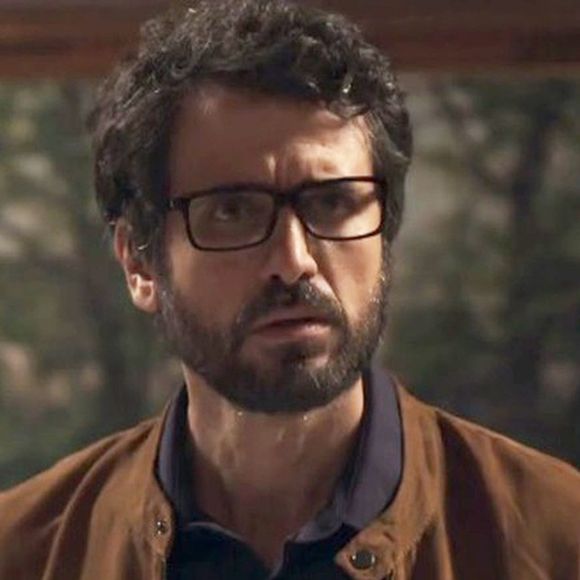 Samuel (Eriberto Leão) conta para Adnéia (Ana Lucia Torre) que irá morar com Cido (Rafael Zulu) na novela 'O Outro Lado do Paraíso'