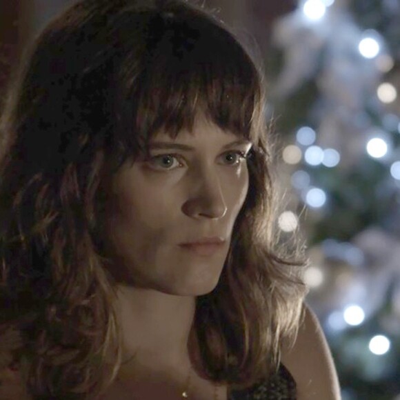 Clara (Bianca Bin) acredita não ser justo Duda (Gloria Pires) ser condenada por um crime que não cometeu, na novela 'O Outro Lado do Paraíso'