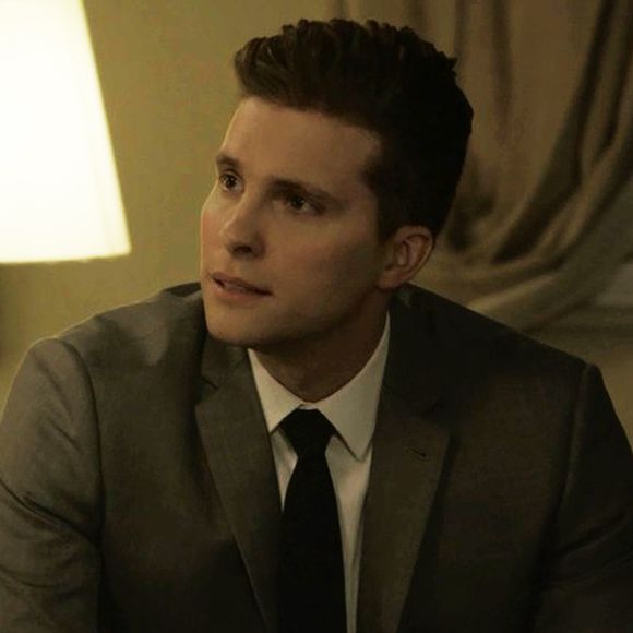 Patrick (Thiago Fragoso) pede para Adriana (Julia Dalavia) conversar com Duda (Gloria Pires) novamente e consiga maiores informações sobre a cliente, na novela 'O Outro Lado do Paraíso'