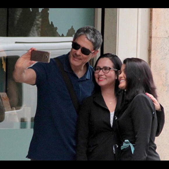 'Na hora da pressa é muito comum filmar ou fotografar nessa posição assim, na vertical. Mas para a imagem ser mais bem explorada aqui, na televisão, o ideal é que o smartphone esteja nessa posição, a horizontal', explicou William Bonner