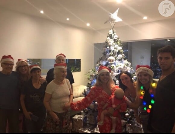 Karina Bacchi posou com a família de Amaury Nunes: 'Começaram as comemorações natalinas'