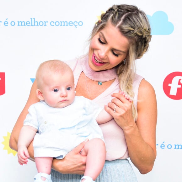 Karina Bacchi e o filho, Enrico, se divertiram com a família do empresário