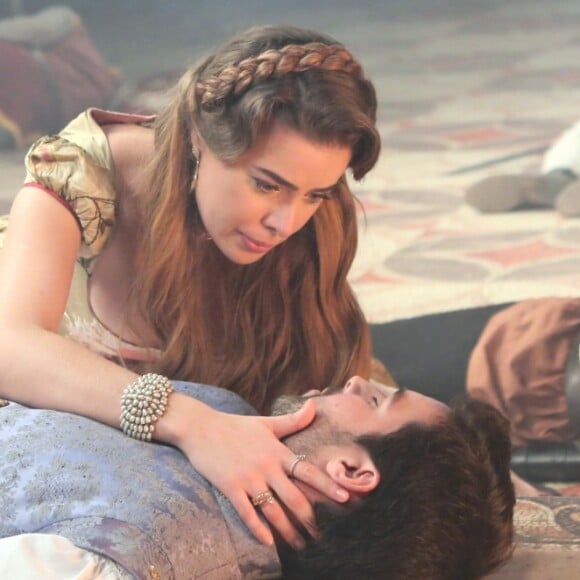 Pietra (Rayanne Morais) encontra Enrico (Bernardo Velasco) desacordado, no capítulo de quinta-feira, 4 de janeiro de 2018, da novela 'Belaventura'