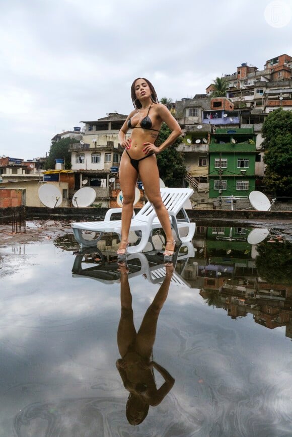 'O novo trabalho da sensação do pop brasileiro Anitta começou (o clipe) com um close de seu bumbum antes de passar pelas ruas da favela carioca', disse o 'The Guardian'