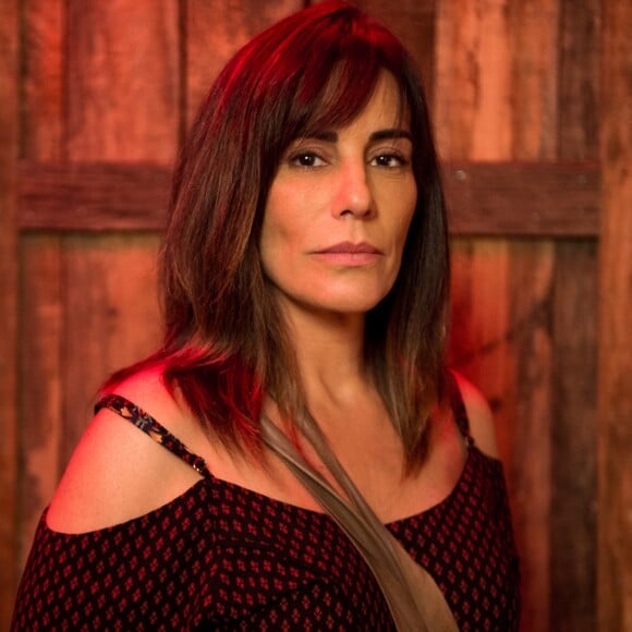 Acreditando que Clara (Bianca Bin) matou Laerte (Raphael Vianna), Duda (Gloria Pires) resolve assumir a autoria do crime para protegê-la, no capítulo que vai ao ar segunda-feira, dia 8 de janeiro de 2018, na novela 'O Outro Lado do Paraíso'