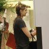 Sasha Meneghel prendeu o cabelo em um coque para olhar loja em shopping da Barra da Tijuca, Zona Oeste do Rio de Janeiro, nesta sexta-feira, 22 de dezembro de 20 17