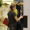 Sasha Meneghel conferiu as coleções das lojas de um shopping da Barra da Tijuca, Zona Oeste do Rio de Janeiro, nesta sexta-feira, 22 de dezembro de 20 17