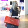 Durante o passeio no shopping, Sasha Meneghel exibiu diversas sacolas