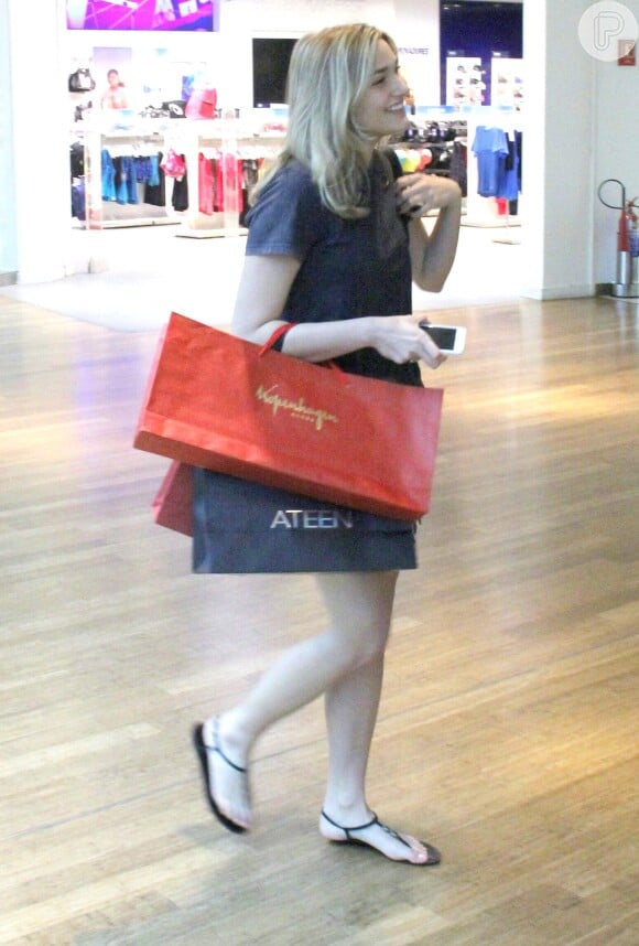 Durante o passeio no shopping, Sasha Meneghel exibiu diversas sacolas