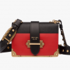 A bolsa Prada de Sasha Meneghel é vendida no site da grife italiana por € 2.400, cerca de R$ 9.500 