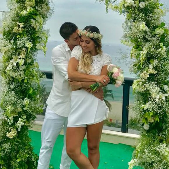 Mayra Cardi e Arthur Aguiar se casaram no civil nesta sexta-feira, 22 de dezembro de 2017