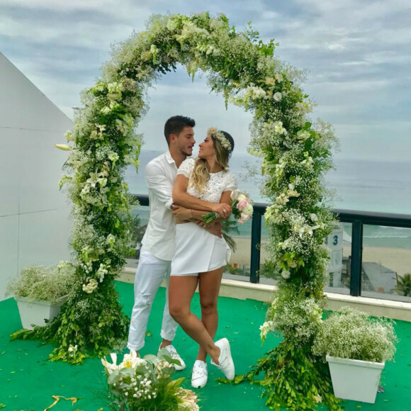 O casamento foi uma supresa de Mayra Cardi para Arthur Aguiar, com quem divide apartamento