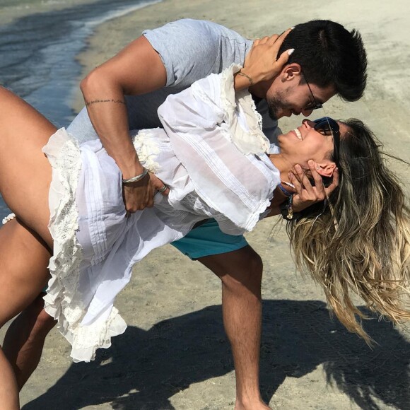 'Gente, e aquela tatuagem? Senhor, esse casal se ama mesmo', escreveu uma seguidora sobre a homenagem de Mayra Cardi para Arthur Aguiar