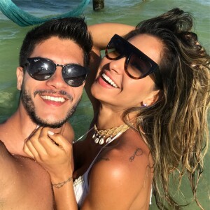 Durante a cerimônia de casamento, Mayra Cardi exibiu uma tatuagem com o nome de Arthur Aguiar